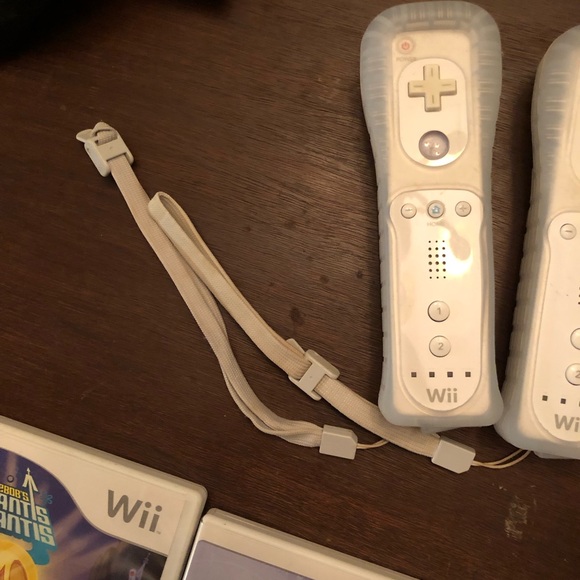 Nintendo Wii Console with White Controllers and Games - NO CORDS - UNTESTED - Picture 10 of 11